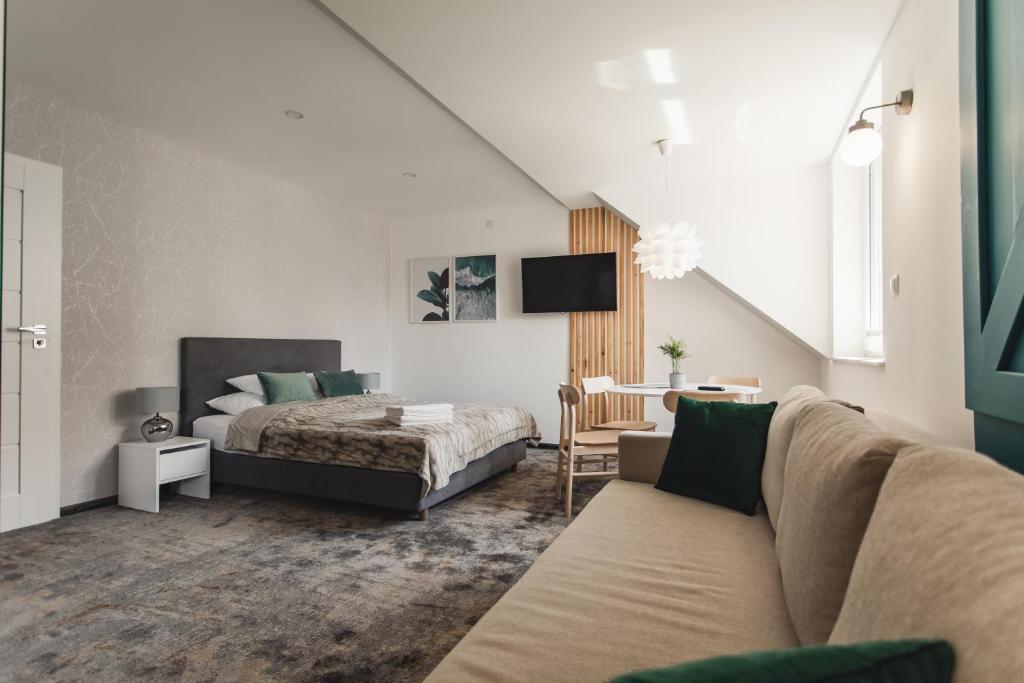 Apartament Szotowy w Livin Łeba z łóżkiem, sofą, stolikiem i jasnym wnętrzem