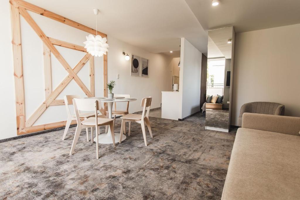 Przestronny apartament Bosmański w Livin Łeba z częścią dzienną, stołem, sofą i jasnym wnętrzem