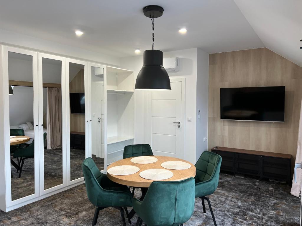 Apartament Cumowniczy w Livin Łeba z częścią dzienną, stołem i wyjściem na taras