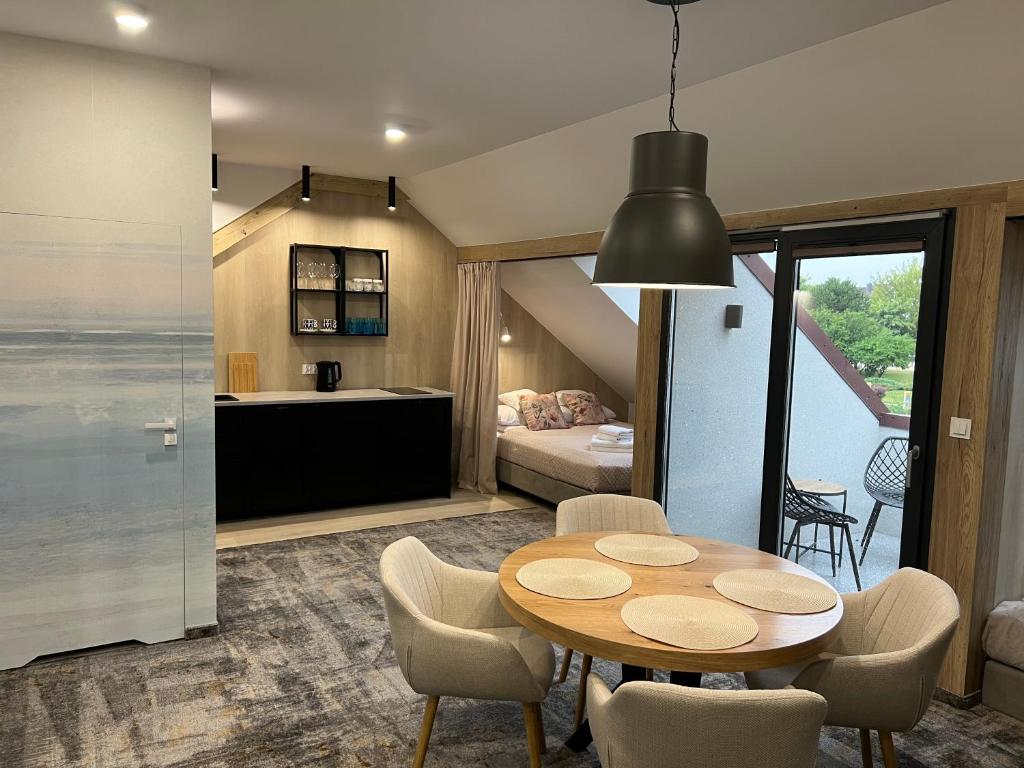Nowoczesny apartament Refowy w Livin Łeba z częścią dzienną, stołem, aneksem kuchennym i wyjściem na balkon
